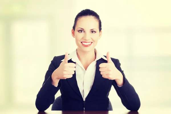 Junge Frau am Schreibtisch gestikuliert ok — Stockfoto