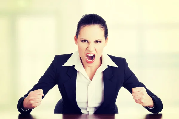 Mulher de negócios estressada ou irritada gritando — Fotografia de Stock