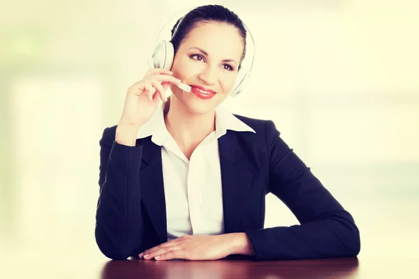 Linda jovem assistente de call center na mesa — Fotografia de Stock