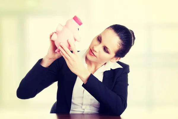 幸せなビジネスの女性の彼女の貯金と — ストック写真