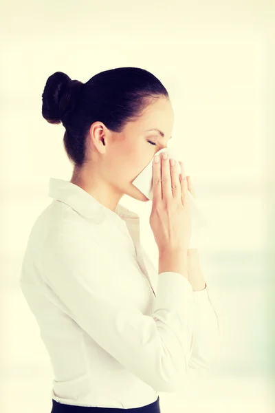 Mulher com alergia ou frio — Fotografia de Stock