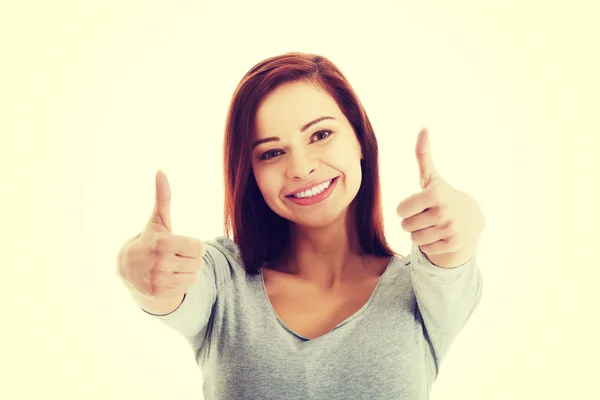 Porträt einer lässig schönen Frau, die ok zeigt. — Stockfoto