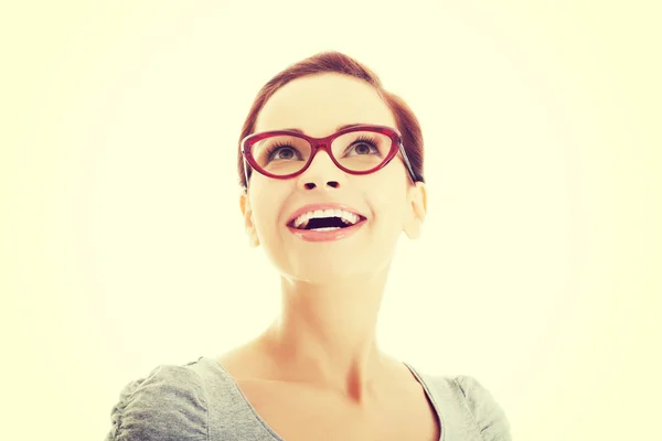 Retrato de mulher bonita em óculos olhando para cima . — Fotografia de Stock