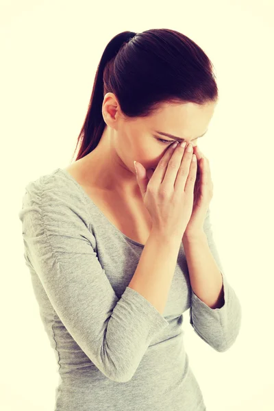 Junge schöne Frau, die ihre Nase berührt. — Stockfoto