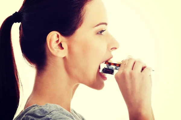Mulher bonita casual tentando comer bolha de pílulas . — Fotografia de Stock