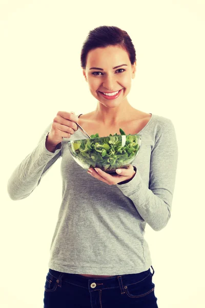 Mujer joven casual comiendo lechuga de cordero . —  Fotos de Stock