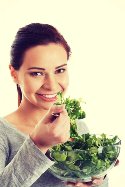 Jovem mulher casual comer cordeiros alface . — Fotografia de Stock