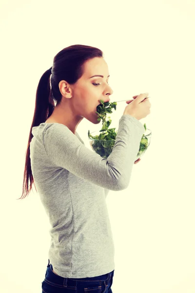 Jovem mulher casual comer cordeiros alface . — Fotografia de Stock