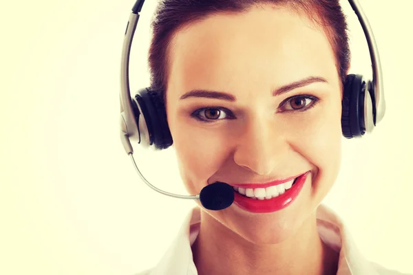 Mulher bonita de pé com microfone e fones de ouvido . — Fotografia de Stock