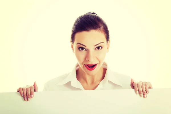 Hermosa mujer de negocios sosteniendo espacio de copia . — Foto de Stock