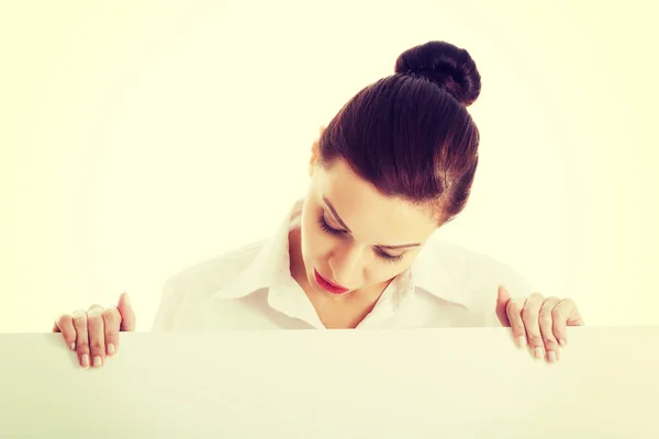 Hermosa mujer de negocios joven sosteniendo espacio de copia . — Foto de Stock