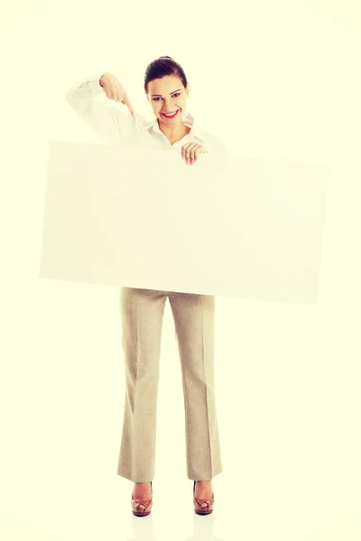 Mulher de negócios bonita apontando no espaço de cópia . — Fotografia de Stock