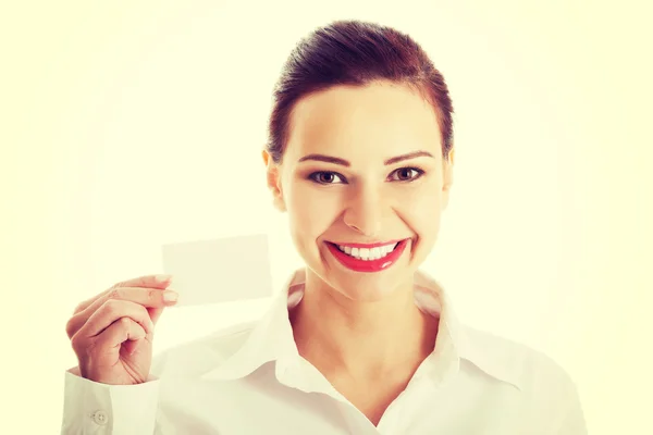 Vacker affärskvinna innehar personligt kort. — Stockfoto