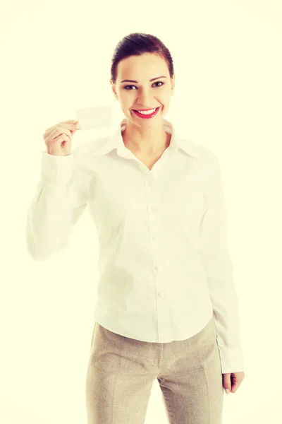 Mulher de negócios bonita segurando cartão pessoal . — Fotografia de Stock