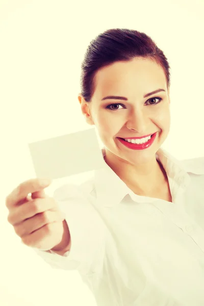 Mulher de negócios bonita segurando cartão pessoal . — Fotografia de Stock