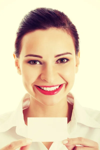 Mulher de negócios bonita segurando cartão pessoal . — Fotografia de Stock