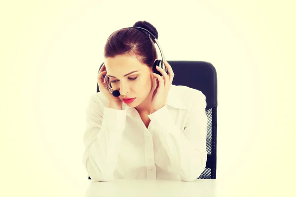 Hermosa mujer sentada con micrófono y auriculares . — Foto de Stock