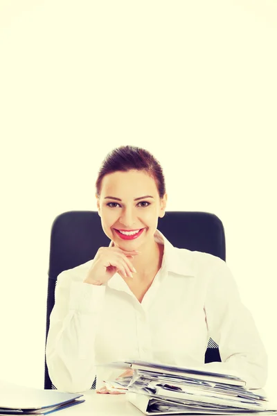Όμορφης επιχειρηματικής γυναίκα που κάθεται από ένα γραφείο. — Φωτογραφία Αρχείου