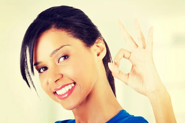 Felice studentessa gesturing perfetto — Foto Stock