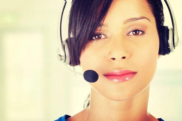 Bonito jovem assistente de call center sorrindo — Fotografia de Stock