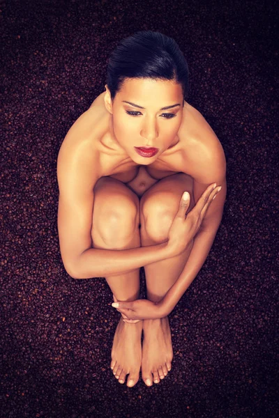 Beautiful naked woman on coffee beans. — Stock Photo, Image