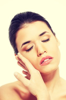 onun yüzüne dokunmak güzel üstsüz kadın portresi.