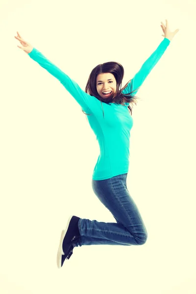 Jovem mulher casual, estudante saltando . — Fotografia de Stock