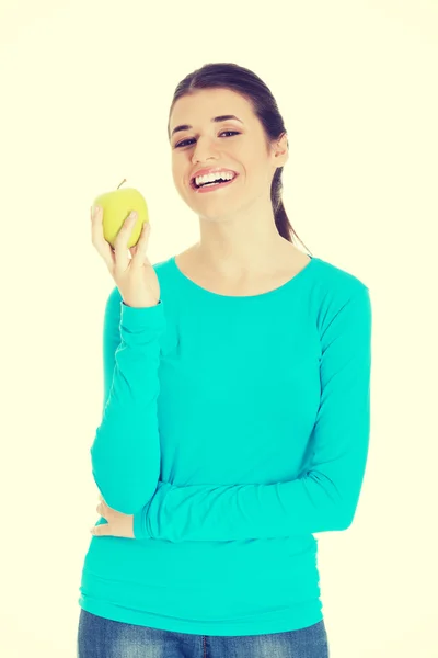 Hermosa mujer casual sosteniendo una manzana . —  Fotos de Stock