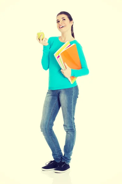 Красивая молодая студентка с папками и яблоком . — стоковое фото