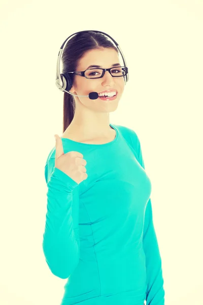 Jovem mulher casual com fones de ouvido e microfone mostrando ok . — Fotografia de Stock