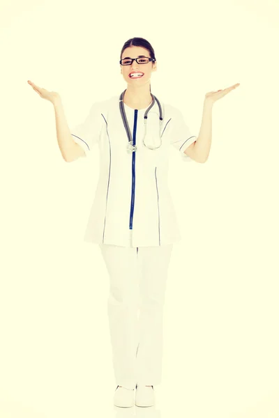 Mladé krásné ženské doktor na kopie prostoru. — Stock fotografie
