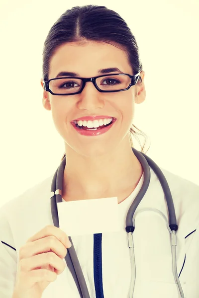 Joven doctora sosteniendo tarjeta de visita . —  Fotos de Stock