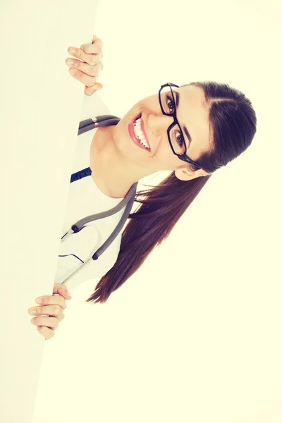 Ung kvinnlig läkare hålla kopia utrymme. — Stockfoto