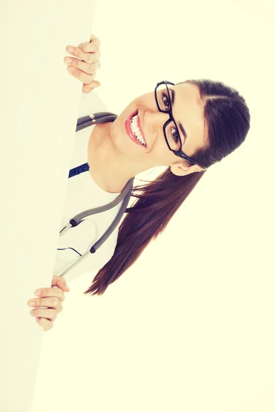 Young female doctor holding copy space. — Stock Photo, Image