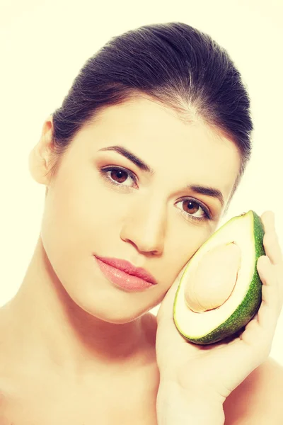 Schönes Frauengesicht mit Avocado. — Stockfoto