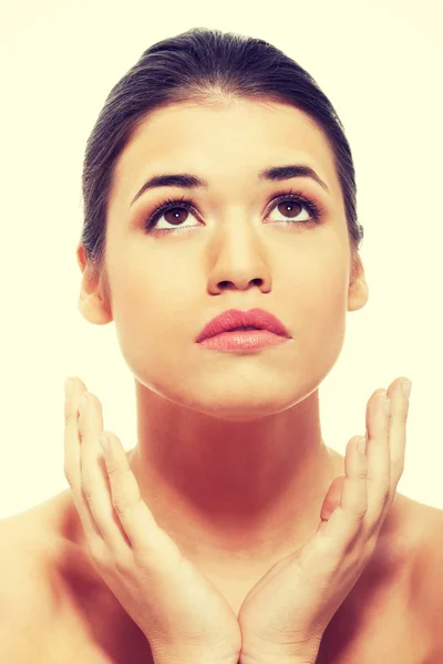 Retrato de mujer hermosa con las manos bajo la cara . —  Fotos de Stock