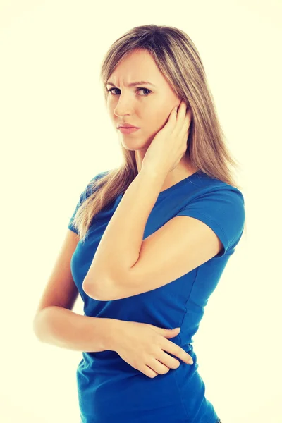 Mujer casual joven tocándose la oreja . — Foto de Stock