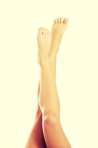 Красивые гладкие женские ноги . — стоковое фото