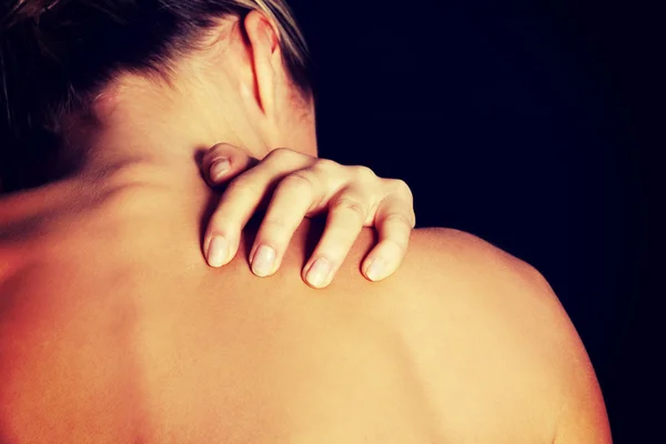 Mujer desnuda, en topless, arañándose el cuello . —  Fotos de Stock