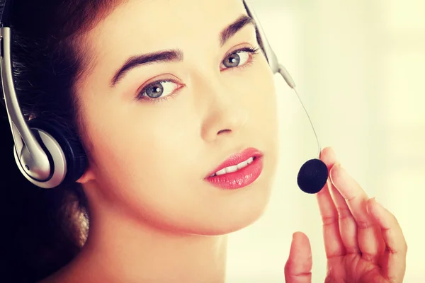 Mujer del centro de llamadas con auriculares . —  Fotos de Stock