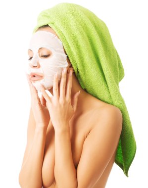 yüz maskesi ile Kafkas kadın portresi