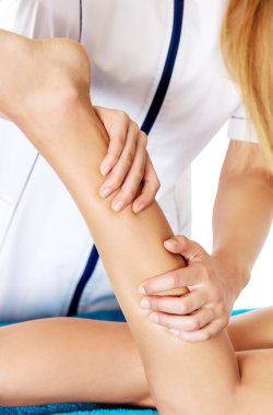 Kaplıca salonunda vücut masajı yaptıran bir kadın. Güzellik tedavi konsepti.