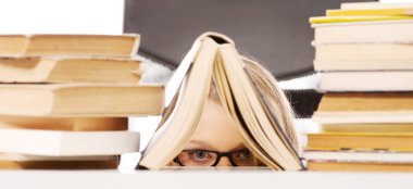 Genç kadın bir kitap saklanıyor