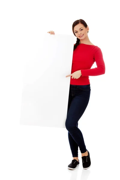 Hermosa estudiante apuntando en el tablero en blanco —  Fotos de Stock