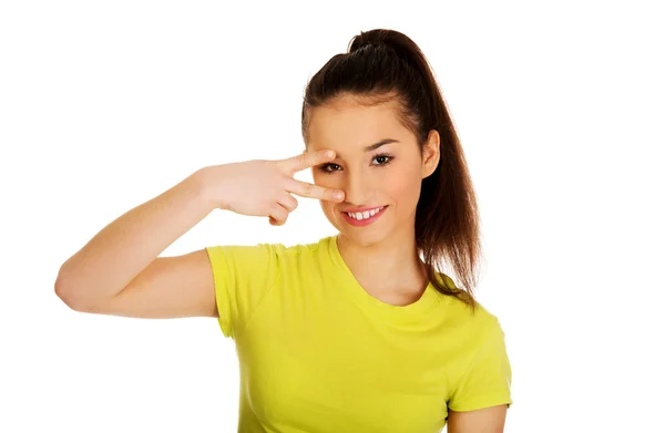 Young woman showing victory sign. — Stock Photo, Image