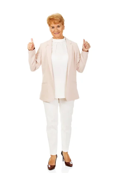 Sonríe elegante mujer mayor mostrando el pulgar hacia arriba — Foto de Stock