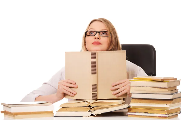 Mujer joven con una pila de libros — Foto de Stock