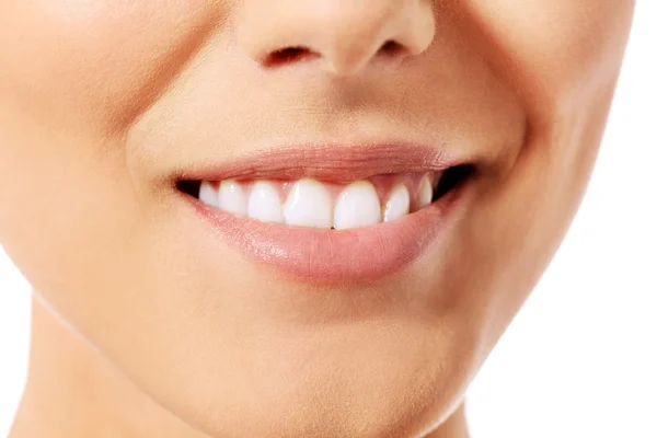 Dientes de mujer sanos y sonreír. Aislado sobre fondo blanco — Foto de Stock
