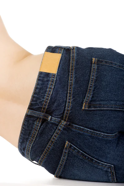 Shirtless vrouw liggen in jeans broek. — Stockfoto