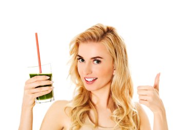 Yeşil kokteyl içen genç bir kadın